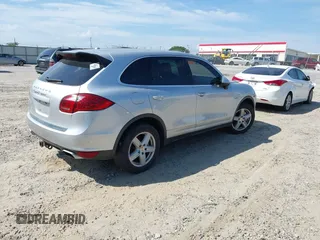 2012 Porsche Cayenne S Hybrid z VIN WP1AE2A20CLA92424, wystawiony jako IAAI lot #42315279 z przebiegiem 129 119 mil mil oraz . Historia ofert i sprzedaży dostępna na DreamBid. Obrazek 4.