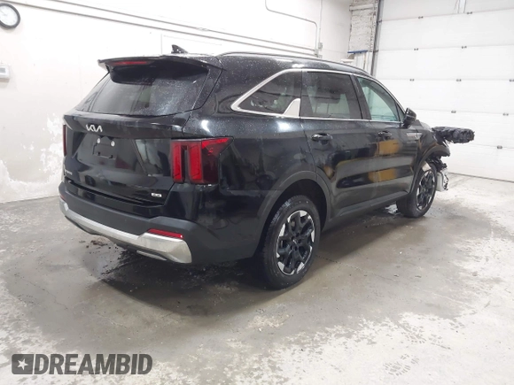 2024 Kia Sorento S z VIN 5XYRLDJC9RG261052, wystawiony jako IAAI lot #42282236 z przebiegiem 23 620 mil mil oraz . Historia ofert i sprzedaży dostępna na DreamBid. Obrazek 4.