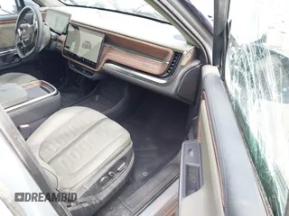2023 Rivian R1T Adventure z VIN 7FCTGBAA9PN027894, wystawiony jako IAAI lot #42061339 z przebiegiem 5047 mil mil oraz . Historia ofert i sprzedaży dostępna na DreamBid. Obrazek 5.