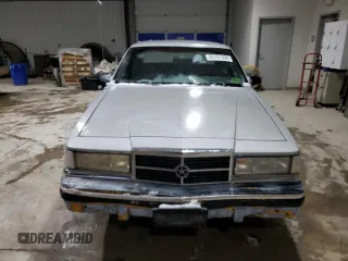 1989 Dodge Dynasty z VIN 1B3BC4634KD442902, wystawiony jako Copart lot #85151394 z przebiegiem 63 120 mil mil oraz Czysty tytuł • Clean title. Historia ofert i sprzedaży dostępna na DreamBid. Obrazek 5.