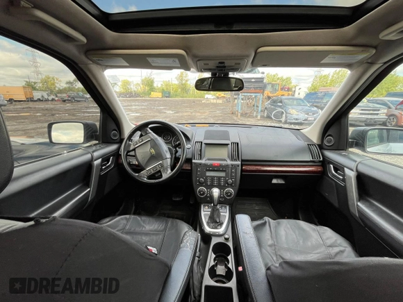 2008 Land Rover LR2 SE z VIN SALFS24N18H031592, wystawiony jako Copart lot #77328044 z przebiegiem Nie podano mil oraz Czysty tytuł • Clean title. Historia ofert i sprzedaży dostępna na DreamBid. Obrazek 9.