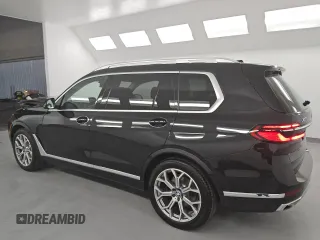 2025 BMW X7 xDrive40i z VIN 5UX23EM09S9X05528, wystawiony jako Copart lot #53862305 z przebiegiem 28 698 mil mil oraz Tytuł czysty. Historia ofert i sprzedaży dostępna na DreamBid. Obrazek 2.