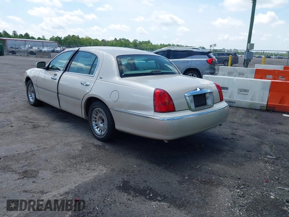 2001 Lincoln Town Car Cartier z VIN 1LNHM83W81Y688740, wystawiony jako IAAI lot #42526475 z przebiegiem 256 179 mil mil oraz . Historia ofert i sprzedaży dostępna na DreamBid. Obrazek 3.