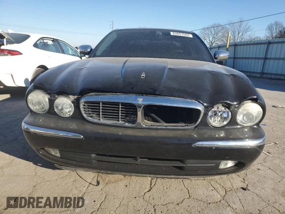 2005 Jaguar XJ Vanden Plas z VIN SAJWA82C75SG45094, wystawiony jako Copart lot #83891564 z przebiegiem 57 467 mil mil oraz Szkoda całkowita • Salvage title. Historia ofert i sprzedaży dostępna na DreamBid. Obrazek 5.