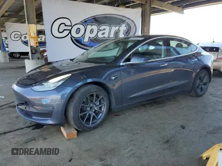 2020 Tesla Model 3 Standard Range Plus z VIN 5YJ3E1EA3LF803624, wystawiony jako Copart lot #56145255 z przebiegiem 149 398 mil mil oraz Szkody całkowita. Historia ofert i sprzedaży dostępna na DreamBid. Obrazek 1.