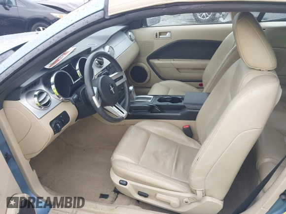 2005 Ford Mustang Deluxe z VIN 1ZVFT84N655195289, wystawiony jako IAAI lot #42182596 z przebiegiem 84 205 mil mil oraz . Historia ofert i sprzedaży dostępna na DreamBid. Obrazek 5.