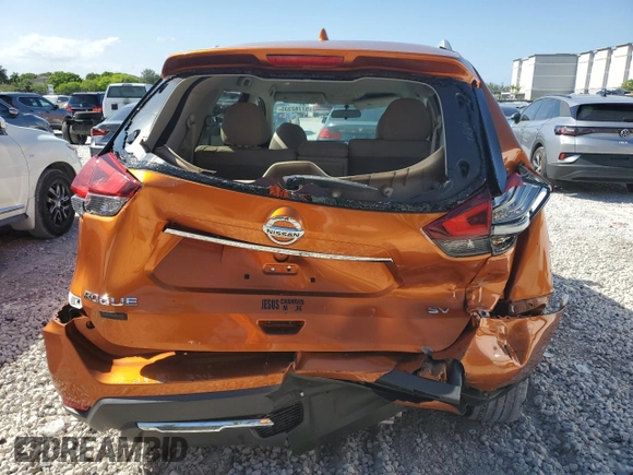 2017 Nissan Rogue SV z VIN 5N1AT2MN9HC761869, wystawiony jako Copart lot #57782335 z przebiegiem 76 896 mil mil oraz Szkoda całkowita • Salvage title. Historia ofert i sprzedaży dostępna na DreamBid. Obrazek 6.
