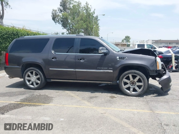 2011 Cadillac Escalade ESV Premium z VIN 1GYS4JEF2BR149146, wystawiony jako IAAI lot #42370325 z przebiegiem 68 787 mil mil oraz . Historia ofert i sprzedaży dostępna na DreamBid. Obrazek 13.