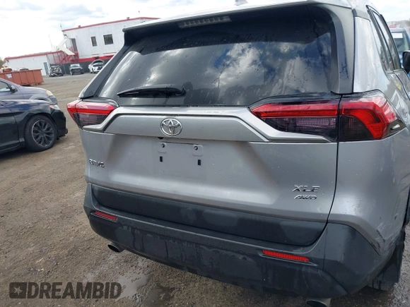 2022 Toyota RAV4 XLE z VIN 2T3P1RFV2NC316877, wystawiony jako IAAI lot #41981282 z przebiegiem 42 955 mil mil oraz . Historia ofert i sprzedaży dostępna na DreamBid. Obrazek 17.