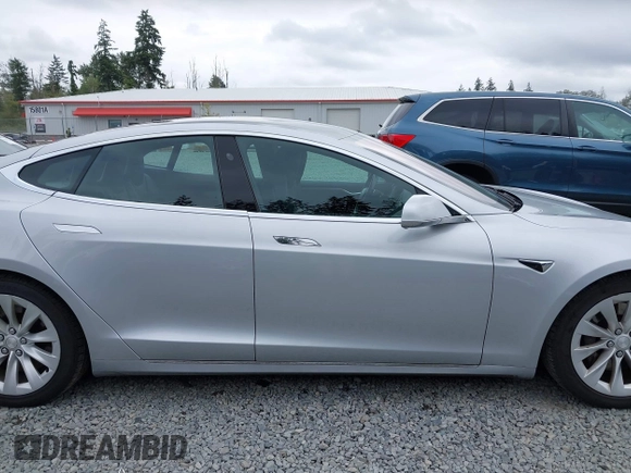 2017 Tesla Model S 60 z VIN 5YJSA1E11HF217633, wystawiony jako IAAI lot #42586913 z przebiegiem 152 987 mil mil oraz . Historia ofert i sprzedaży dostępna na DreamBid. Obrazek 13.