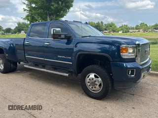 2016 GMC Sierra 3500HD Denali z VIN 1GT42YE81GF246135, wystawiony jako Copart lot #58436845 z przebiegiem 291 341 mil mil oraz Czysty tytuł • Clean title. Historia ofert i sprzedaży dostępna na DreamBid. Obrazek 1.