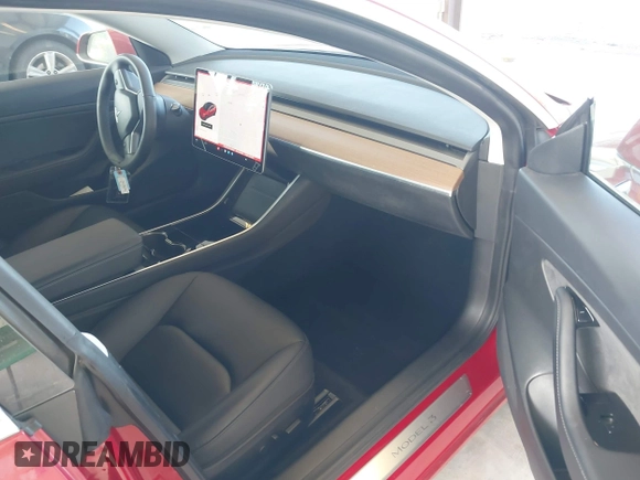 2020 Tesla Model 3 Standard Range Plus z VIN 5YJ3E1EA7LF611669, wystawiony jako IAAI lot #42179974 z przebiegiem 17 696 mil mil oraz . Historia ofert i sprzedaży dostępna na DreamBid. Obrazek 5.
