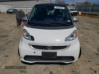 2015 Smart fortwo Passion z VIN WMEEJ3BA3FK809467, wystawiony jako Copart lot #50590865 z przebiegiem 83 821 mil mil oraz Szkody całkowita. Historia ofert i sprzedaży dostępna na DreamBid. Obrazek 5.