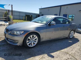 2013 BMW 3 Series 328i z VIN WBADW7C59DE731435, wystawiony jako Copart lot #47095315 z przebiegiem 94 954 mil mil oraz Szkody całkowita. Historia ofert i sprzedaży dostępna na DreamBid. Obrazek 1.