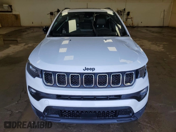 2023 Jeep Compass Latitude Lux z VIN 3C4NJDFN0PT559414, wystawiony jako Copart lot #48140005 z przebiegiem 21 559 mil mil oraz Szkoda całkowita • Salvage title. Historia ofert i sprzedaży dostępna na DreamBid. Obrazek 5.