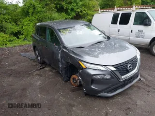 2023 Nissan Rogue S z VIN 5N1BT3AB6PC745194, wystawiony jako IAAI lot #42245377 z przebiegiem 33 940 mil mil oraz . Historia ofert i sprzedaży dostępna na DreamBid. Obrazek 1.