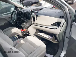 2019 Toyota Sienna LE with VIN 5TDJZ3DC3KS226551, listed as a IAAI auction lot 41495662 with 31,764 mi miles. Bid and sale history available at carsss.com. Image 5.