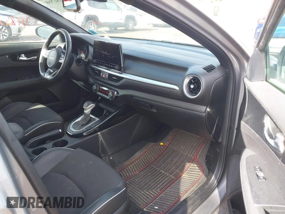 2023 Kia Forte GT-Line z VIN 3KPF54AD4PE553188, wystawiony jako IAAI lot #41847958 z przebiegiem 27 820 mil mil oraz . Historia ofert i sprzedaży dostępna na DreamBid. Obrazek 5.