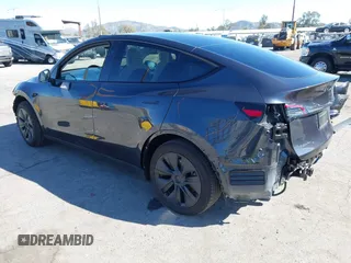 2025 Tesla Model Y Long Range z VIN 7SAYGDED0SF314885, wystawiony jako IAAI lot #41871384 z przebiegiem 1 795 mil mil oraz . Historia ofert i sprzedaży dostępna na DreamBid. Obrazek 3.