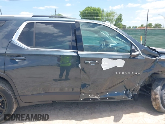 2018 Chevrolet Traverse LT Cloth z VIN 1GNERGKW0JJ242781, wystawiony jako IAAI lot #42458318 z przebiegiem 16 177 mil mil oraz . Historia ofert i sprzedaży dostępna na DreamBid. Obrazek 13.