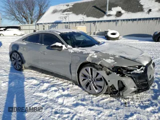 2022 Audi e-tron GT Prestige z VIN WAUEJBFW6N7007945, wystawiony jako Copart lot #45677315 z przebiegiem 32 372 mil mil oraz Nie do naprawy. Historia ofert i sprzedaży dostępna na DreamBid. Obrazek 4.