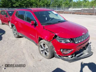 2017 Jeep Compass Latitude z VIN 3C4NJDBBXHT666614, wystawiony jako IAAI lot #42318108 z przebiegiem 79 413 mil mil oraz . Historia ofert i sprzedaży dostępna na DreamBid. Obrazek 1.
