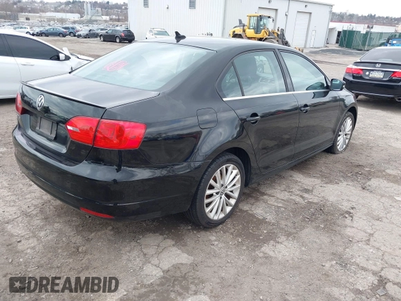 2014 Volkswagen Jetta SEL z VIN 3VWL17AJ3EM379295, wystawiony jako IAAI lot #41897734 z przebiegiem 124 344 mil mil oraz . Historia ofert i sprzedaży dostępna na DreamBid. Obrazek 4.