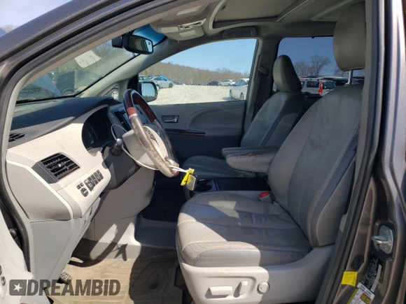 2013 Toyota Sienna XLE with VIN 5TDDK3DC0DS053561, listed as a Copart auction lot 53786685 with 332,714 mi miles and Clean Title. Bid and sale history available at DreamBid. Image 7.