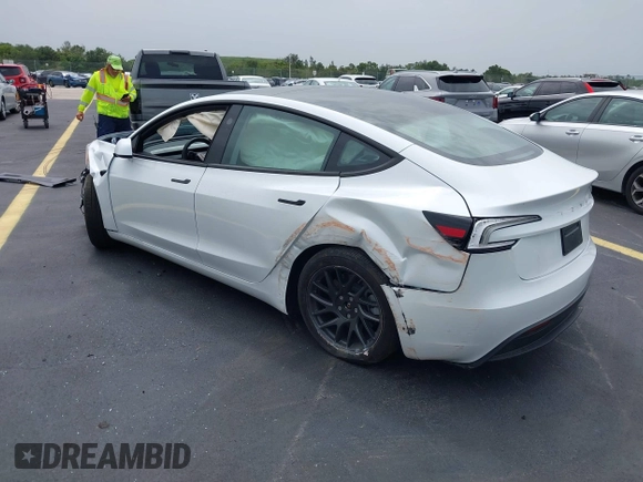 2025 Tesla Model 3 Long Range с VIN 5YJ3E1EA2SF981877, выставлен на аукционе IAAI как лот 42412352 с пробегом 1 967 миль миль и . История ставок и продаж доступна на DreamBid. Изображение 3.