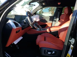 2023 BMW XM z VIN 5YM23CS08P9R97700, wystawiony jako Copart lot #79049744 z przebiegiem Nie podano mil oraz Szkody całkowita. Historia ofert i sprzedaży dostępna na DreamBid. Obrazek 7.