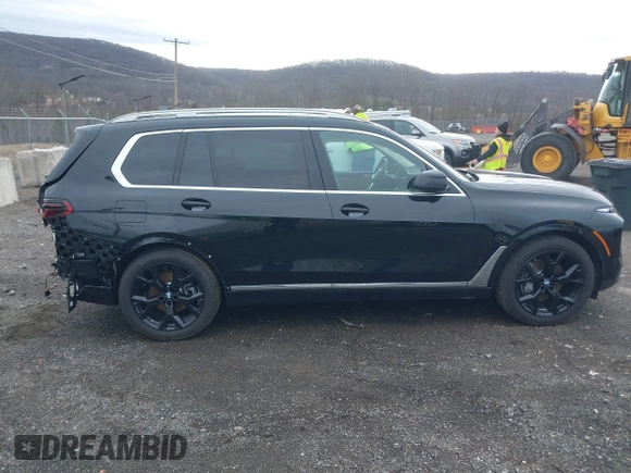 2025 BMW X7 xDrive40i z VIN 5UX23EM01S9Y67220, wystawiony jako IAAI lot #41722504 z przebiegiem 7 522 mil mil oraz . Historia ofert i sprzedaży dostępna na DreamBid. Obrazek 13.