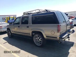 1999 GMC Suburban with VIN 3GKFK16R2XG530190, listed as a Copart auction lot 68385684 with 131,021 mi miles and Salvage Title. Bid and sale history available at carsss.com. Image 2.