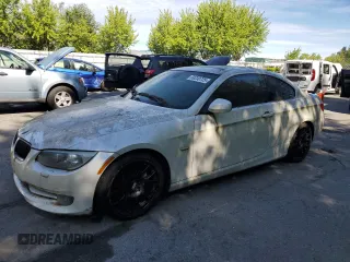 2011 BMW 3 Series 328i z VIN WBAKE5C52BE755457, wystawiony jako Copart lot #59230725 z przebiegiem Nie podano mil oraz Czysty tytuł • Clean title. Historia ofert i sprzedaży dostępna na DreamBid. Obrazek 1.