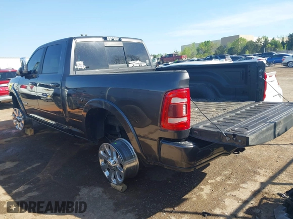 2020 Ram 2500 Laramie z VIN 3C6UR5FL0LG230960, wystawiony jako IAAI lot #42029886 z przebiegiem 61 544 mil mil oraz . Historia ofert i sprzedaży dostępna na DreamBid. Obrazek 3.
