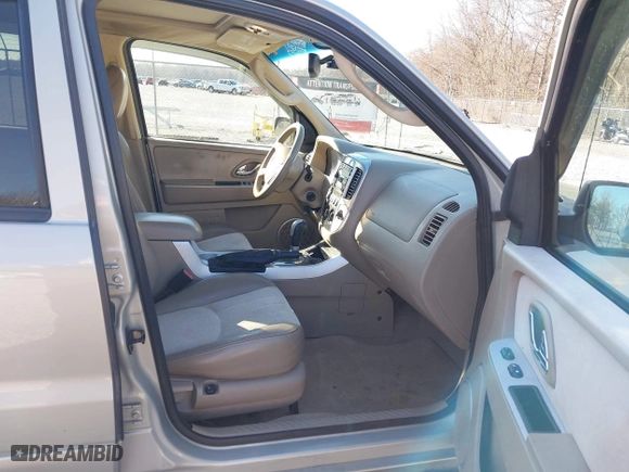 2006 Mercury Mariner Luxury with VIN 4M2CU56156DJ05613, listed as a IAAI auction lot 41305481 with 164,896 mi miles. Bid and sale history available at carsss.com. Image 5.