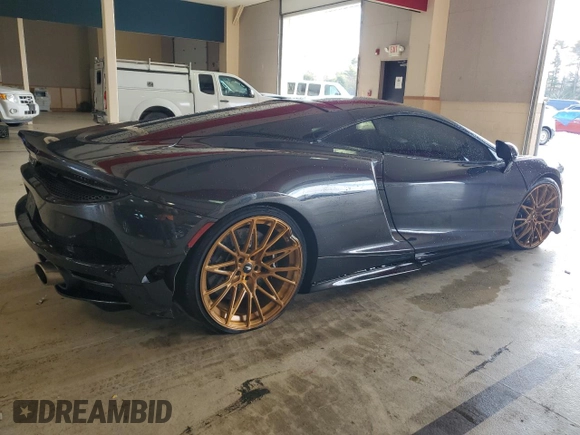 2023 McLaren GT z VIN SBM22GCAXPW002692, wystawiony jako Copart lot #41496504 z przebiegiem Nie podano mil oraz . Historia ofert i sprzedaży dostępna na DreamBid. Obrazek 3.