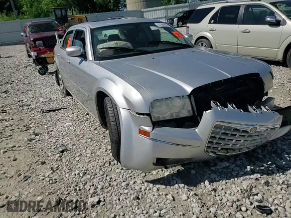 2006 Chrysler 300 z VIN 2C3KA53G26H469479, wystawiony jako Copart lot #57260885 z przebiegiem Nie podano mil oraz Czysty tytuł • Clean title. Historia ofert i sprzedaży dostępna na DreamBid. Obrazek 13.