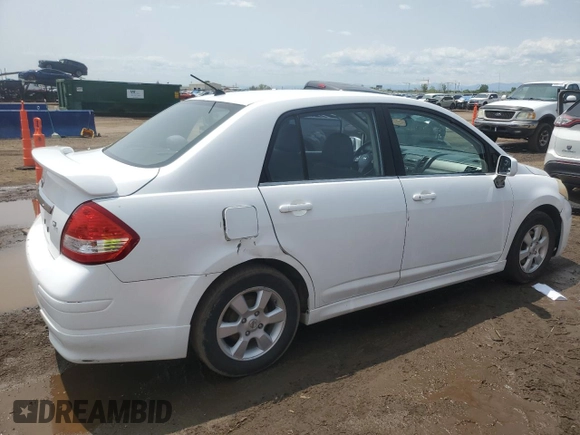 2008 Nissan Versa S z VIN 3N1BC11E18L395470, wystawiony jako Copart lot #58639875 z przebiegiem 194 493 mil mil oraz Czysty tytuł • Clean title. Historia ofert i sprzedaży dostępna na DreamBid. Obrazek 3.
