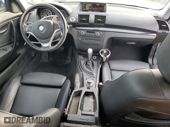 2013 BMW 1 Series 128i z VIN WBAUP9C56DVS95894, wystawiony jako Copart lot #85974744 z przebiegiem 119 033 mil mil oraz Czysty tytuł • Clean title. Historia ofert i sprzedaży dostępna na DreamBid. Obrazek 8.
