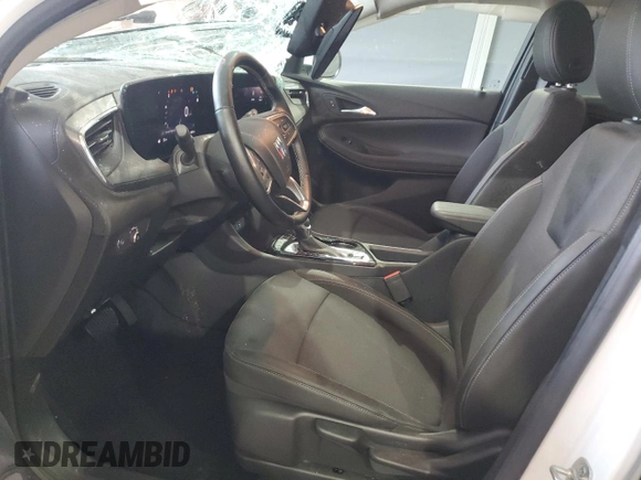 2025 Buick Encore GX Preferred z VIN KL4AMCSL7SB155776, wystawiony jako Copart lot #65182045 z przebiegiem 8 818 mil mil oraz Szkoda całkowita • Salvage title. Historia ofert i sprzedaży dostępna na DreamBid. Obrazek 7.