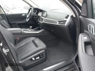 2021 BMW X7 xDrive40i z VIN 5UXCW2C02M9D83199, wystawiony jako IAAI lot #41556053 z przebiegiem 38 926 mil mil oraz . Historia ofert i sprzedaży dostępna na DreamBid. Obrazek 5.