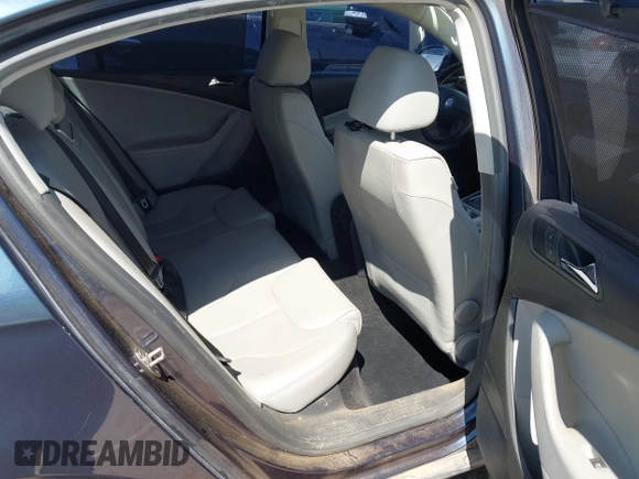 2008 Volkswagen Passat Komfort z VIN WVWJK73C28E241263, wystawiony jako IAAI lot #42021388 z przebiegiem 144 131 mil mil oraz . Historia ofert i sprzedaży dostępna na DreamBid. Obrazek 8.