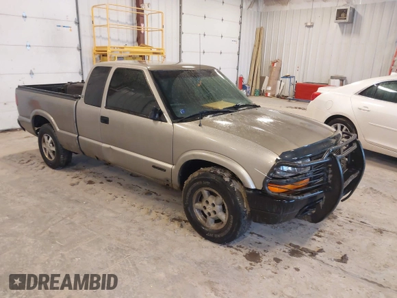 2002 Chevrolet S-10 LS with VIN 1GCDT19WX28127512, listed as a IAAI auction lot 41708908 with 214,549 mi miles. Bid and sale history available at carsss.com. Image 1.
