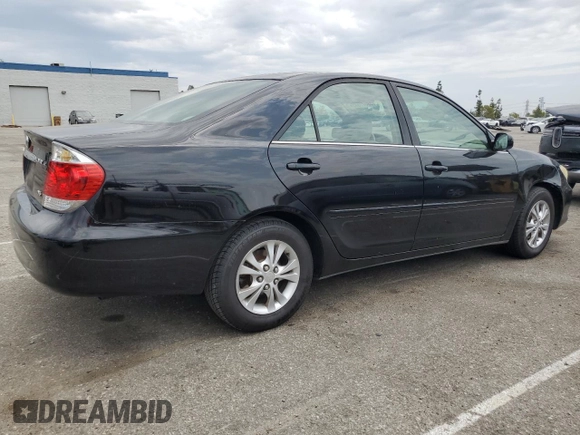 2006 Toyota Camry LE z VIN 4T1BF32K56U621741, wystawiony jako Copart lot #59577595 z przebiegiem 189 155 mil mil oraz Czysty tytuł • Clean title. Historia ofert i sprzedaży dostępna na DreamBid. Obrazek 3.