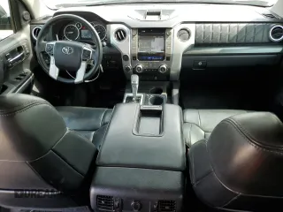 2017 Toyota Tundra Platinum z VIN 5TFAW5F13HX636883, wystawiony jako Copart lot #54941515 z przebiegiem 138 533 mil mil oraz Szkoda całkowita • Salvage title. Historia ofert i sprzedaży dostępna na DreamBid. Obrazek 8.