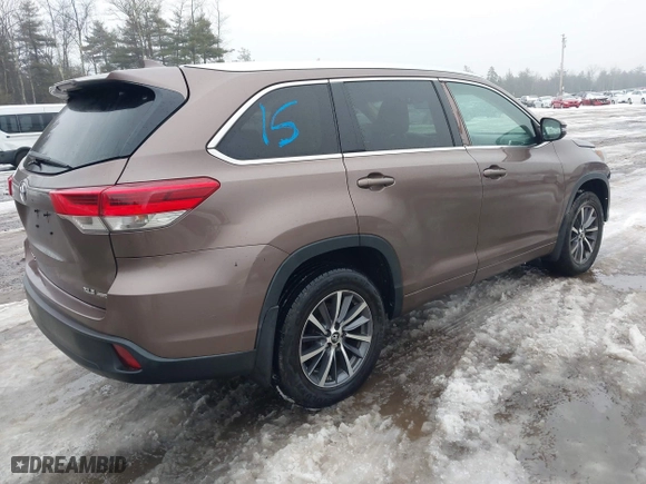 2017 Toyota Highlander XLE with VIN 5TDJZRFH9HS363191, listed as a IAAI auction lot 41642975 with 255,219 mi miles. Bid and sale history available at carsss.com. Image 4.