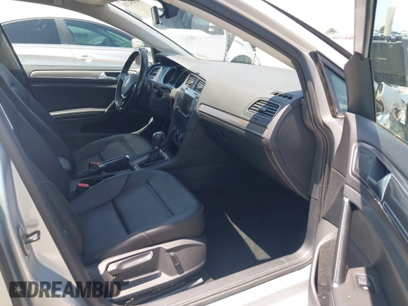 2017 Volkswagen Golf S z VIN 3VWH17AU7HM530336, wystawiony jako IAAI lot #42454700 z przebiegiem 60 208 mil mil oraz . Historia ofert i sprzedaży dostępna na DreamBid. Obrazek 5.