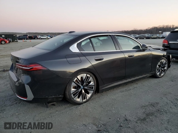 2024 BMW i5 eDrive40 z VIN WBY33FK04RCR56564, wystawiony jako Copart lot #46867435 z przebiegiem 2737 mil mil oraz Szkody całkowita. Historia ofert i sprzedaży dostępna na DreamBid. Obrazek 3.