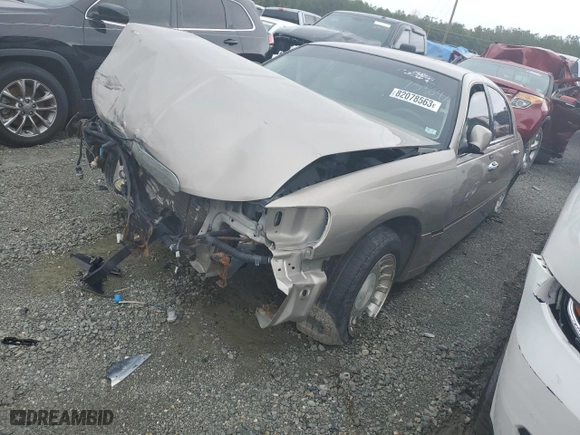 2001 Lincoln Town Car Executive with VIN 1LNHM81W91Y733042, listed as a Copart auction lot 82078563 with 0 mi miles and Salvage Title. Bid and sale history available at carsss.com. Image 1.