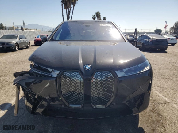 2025 BMW iX xDrive50 with VIN WB523CF05SCT96190, listed as a Copart auction lot 52585415 with 1,894 mi miles and Salvage Title. Bid and sale history available at carsss.com. Image 5.